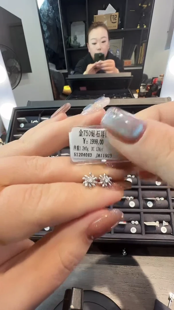 18K金镶嵌耳饰钻石天然真金真钻