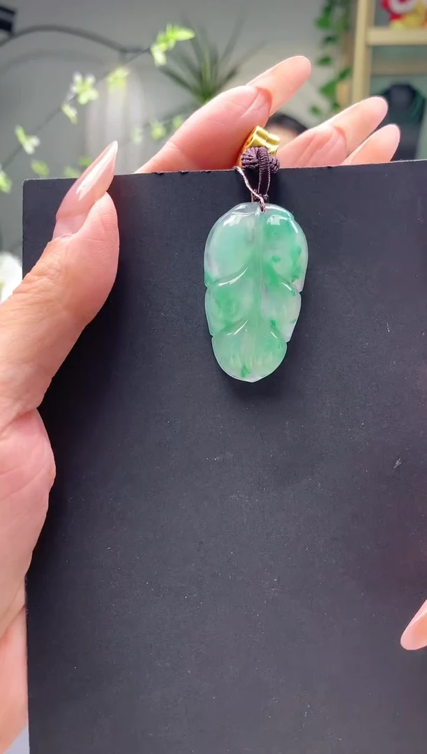 颈饰未镶嵌石英质玉叶子