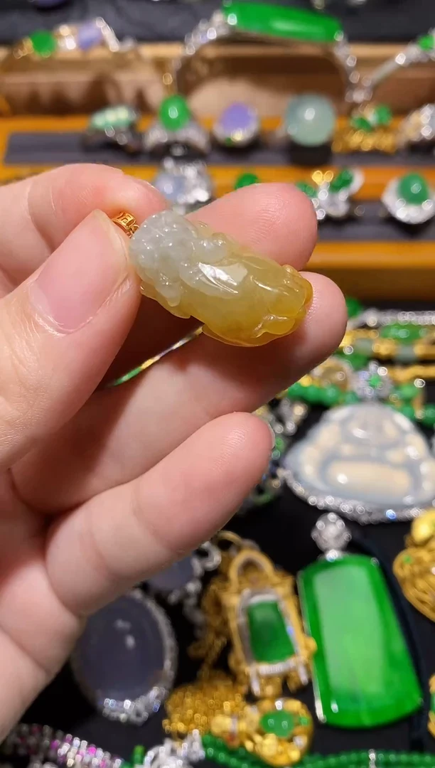 翡翠18K金镶嵌颈饰翡翠