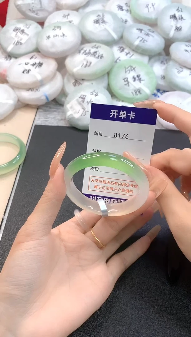 玛瑙/玉髓手镯未镶嵌8176圈口51.3