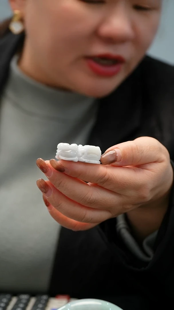 颈饰未镶嵌翡翠貔貅