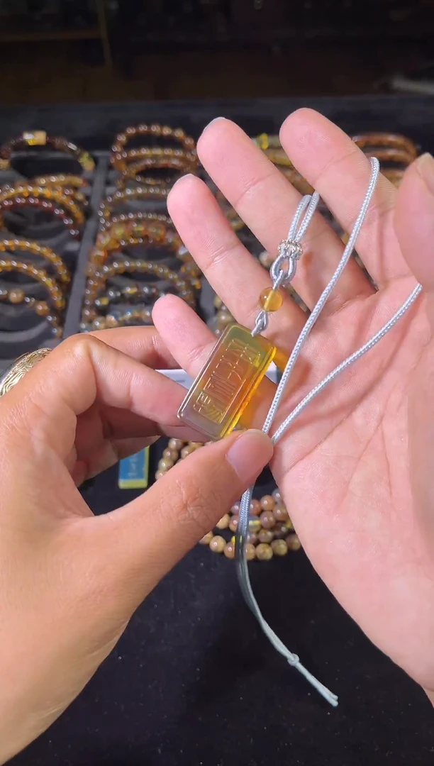 琥珀颈饰未镶嵌鼎级金棕平安是福吊坠