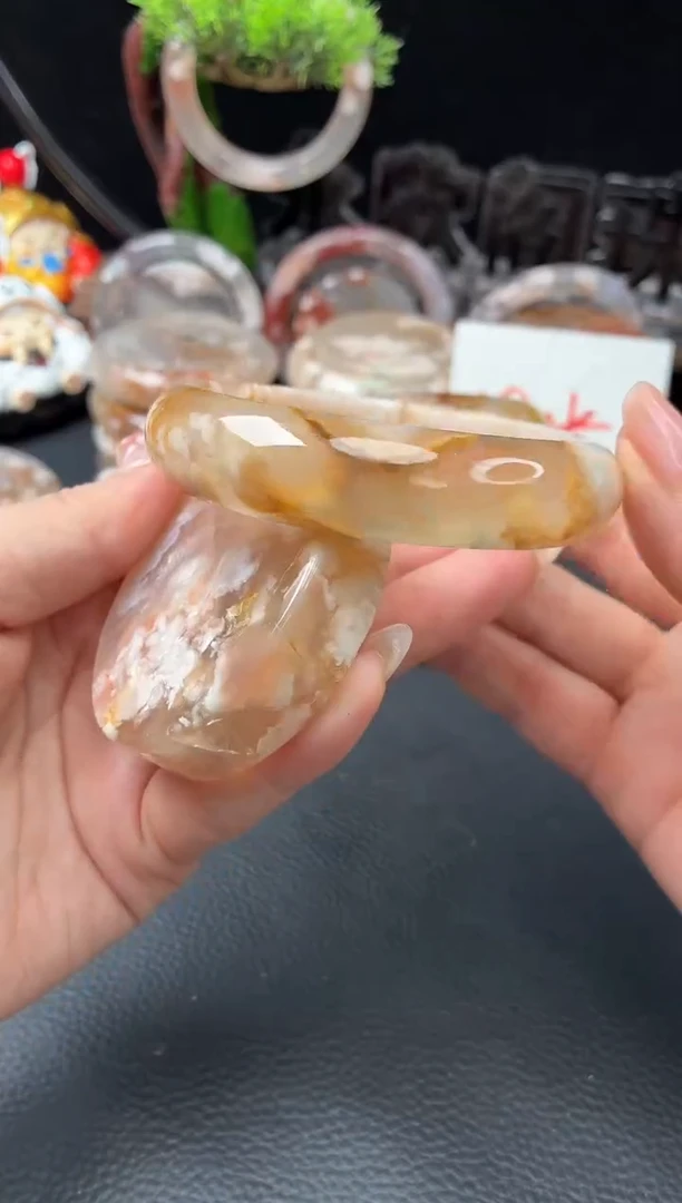 未镶嵌手镯（圆镯）石英质玉60