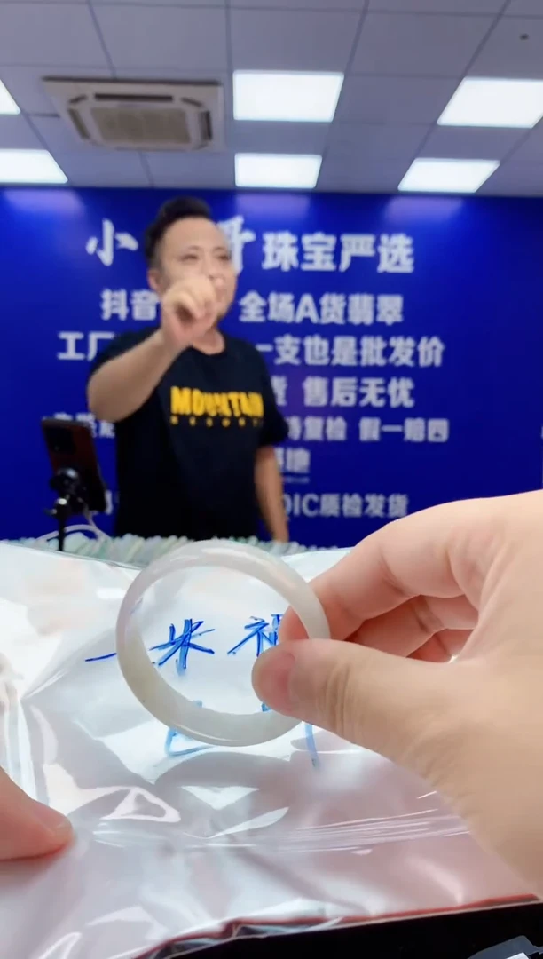 翡翠手镯未镶嵌1天然翡翠默认有瑕完美主义者勿拍