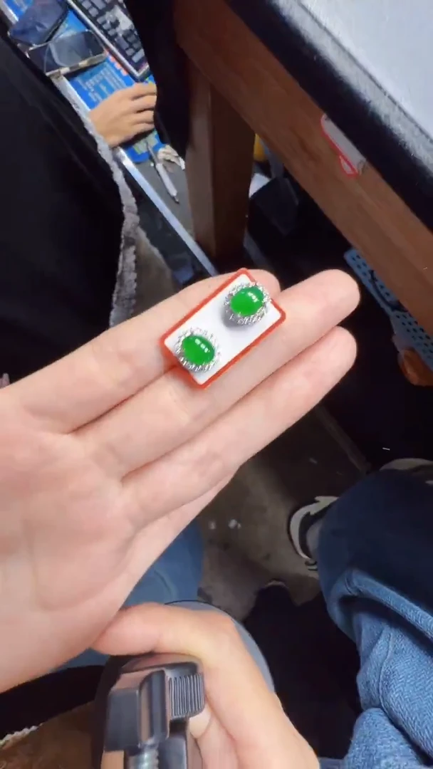 未镶嵌定制翡翠翡翠A货有轻微色差属于正常现象，耳钉多样性发货1