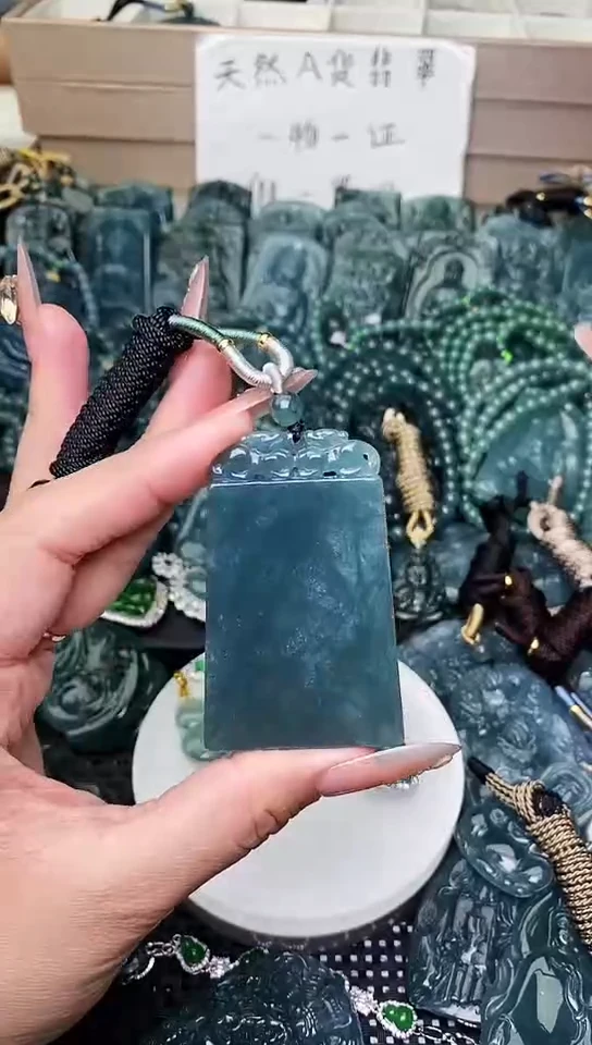 颈饰未镶嵌翡翠