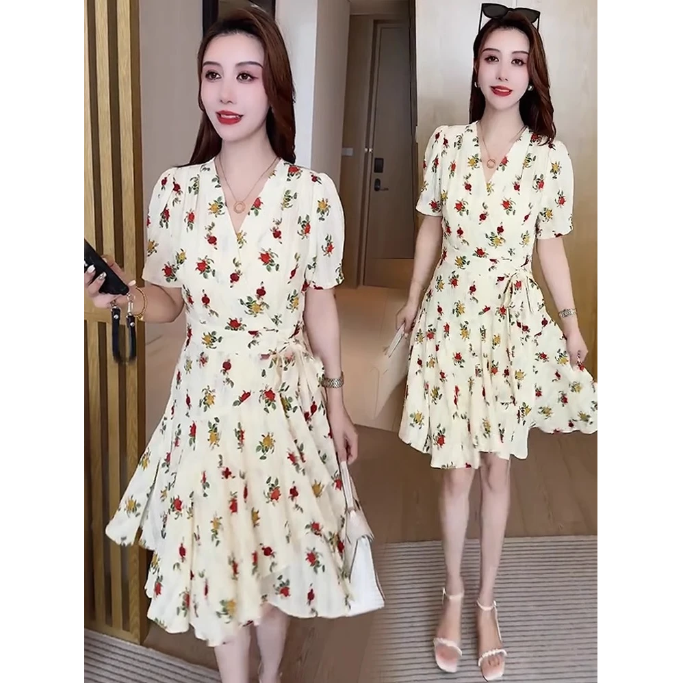 时尚设计感V领碎花连衣裙女2025夏季新款洋气收腰显瘦减龄中长裙