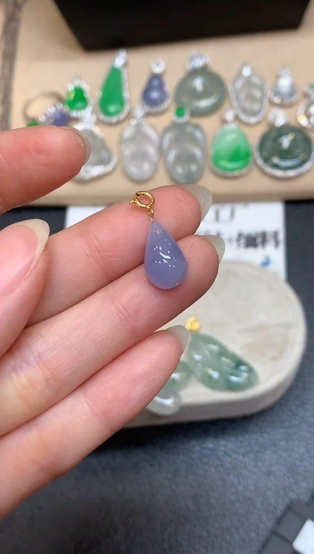 颈饰18K金镶嵌翡翠水滴【无服务费