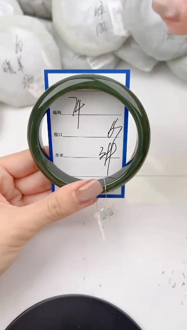 未镶嵌手镯和田玉74颜色微差无瑕疵