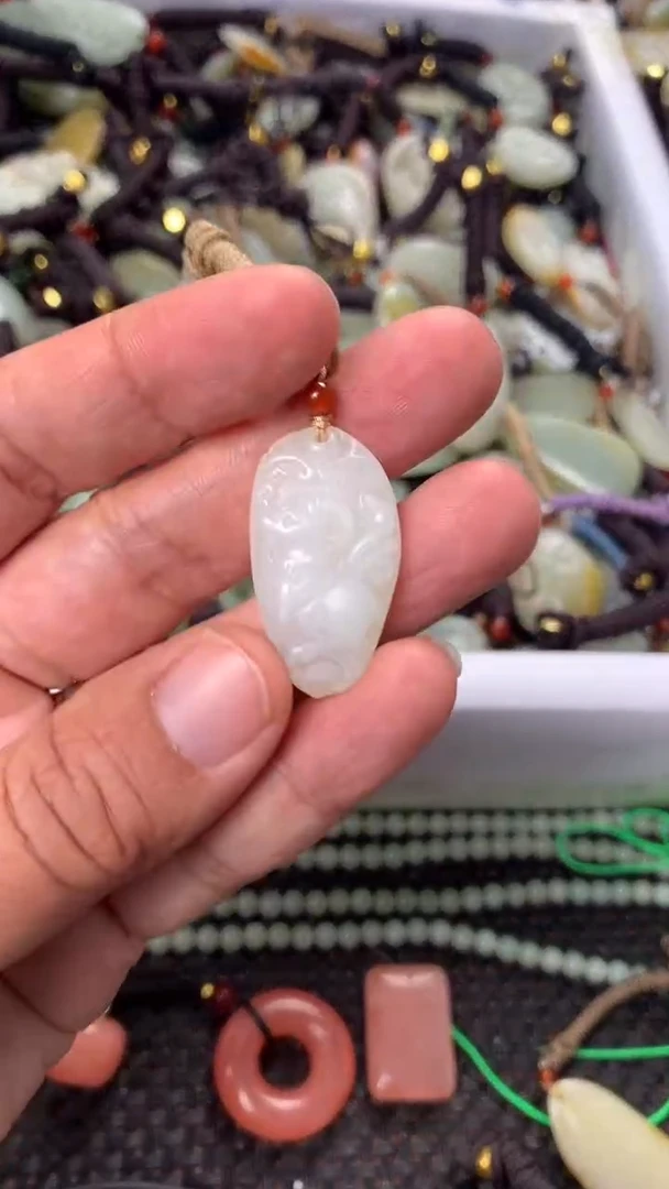 【闪购商品】和田玉颈饰未镶嵌多样性发货没有证书.拍一发一，有瑕