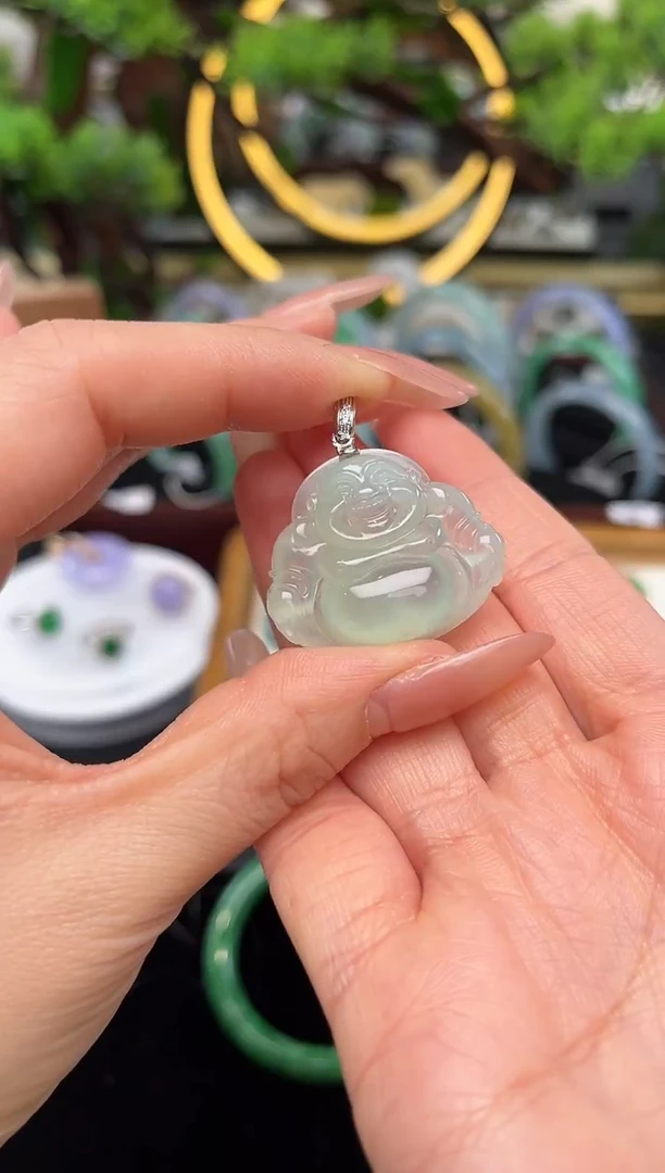 颈饰18K金镶嵌翡翠吊坠