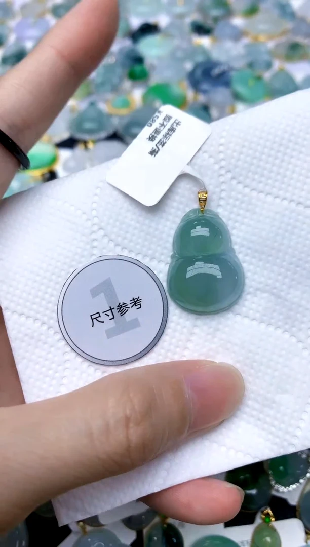 颈饰18K金镶嵌翡翠天然A货翡翠