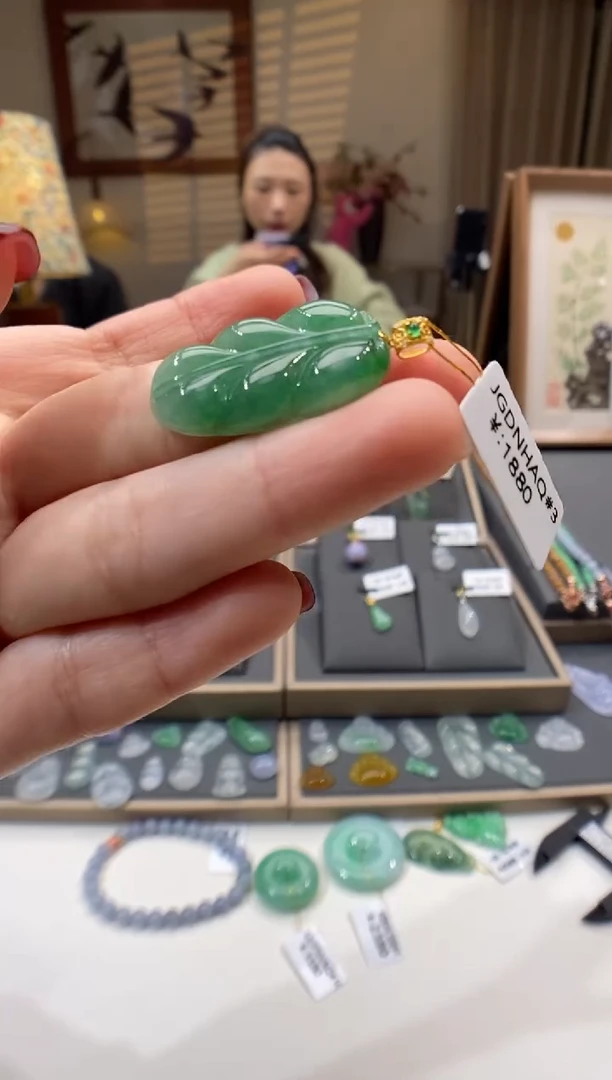 【闪购商品】翡翠颈饰18K金镶嵌叶子