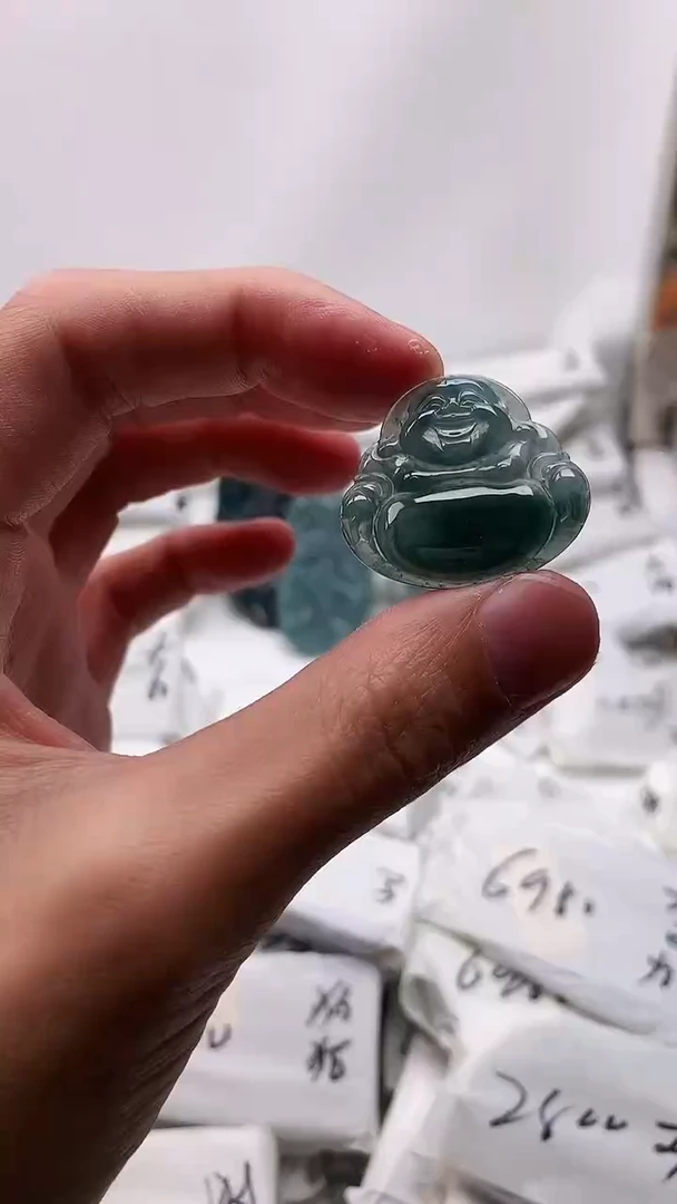 翡翠未镶嵌颈饰佛公