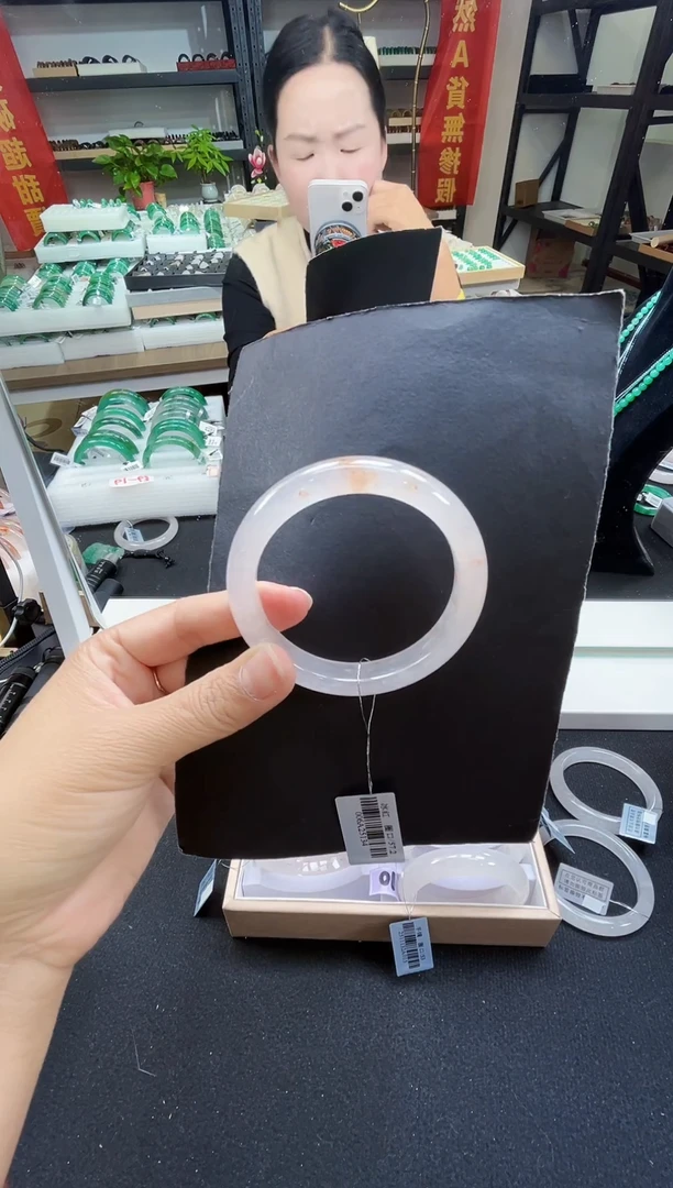 未镶嵌手镯石英质玉（非洲翠）简**。1