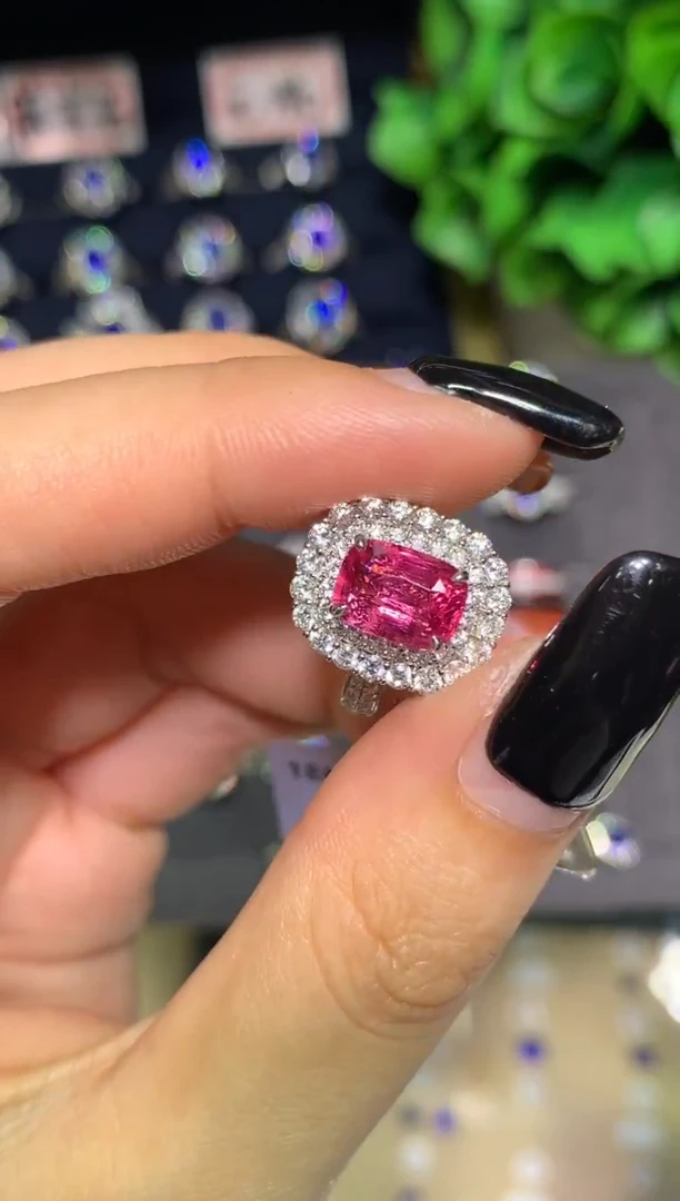 18K金镶嵌戒指尖晶石2.58CT