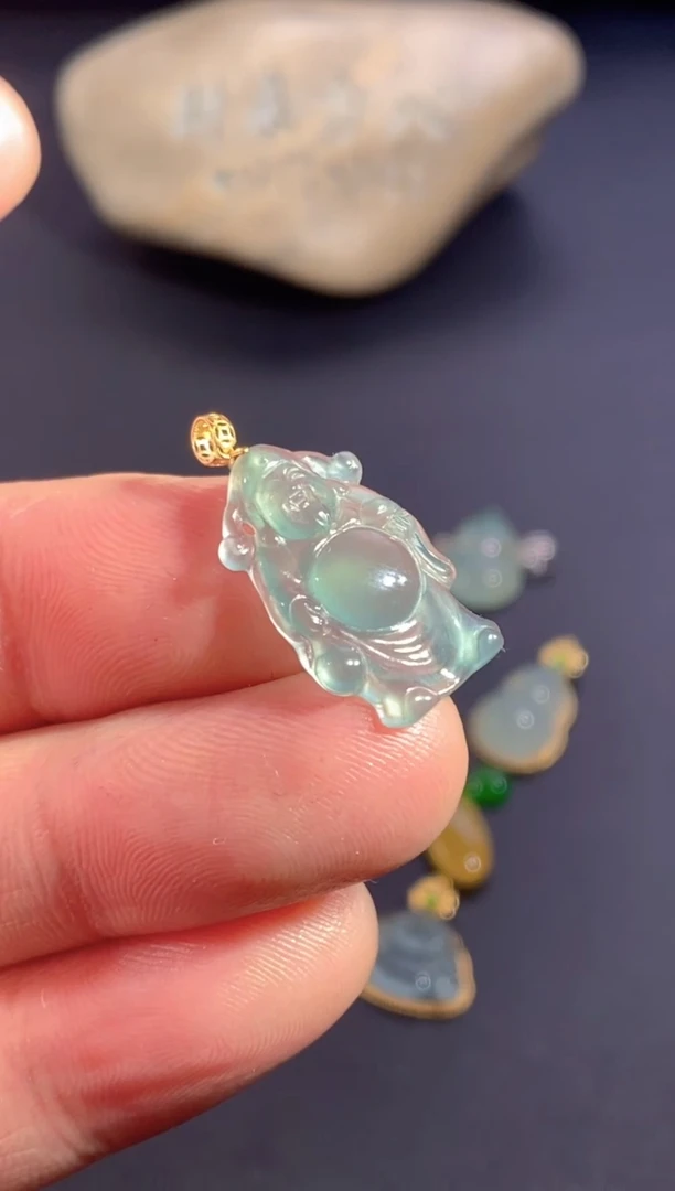 颈饰18K金镶嵌翡翠