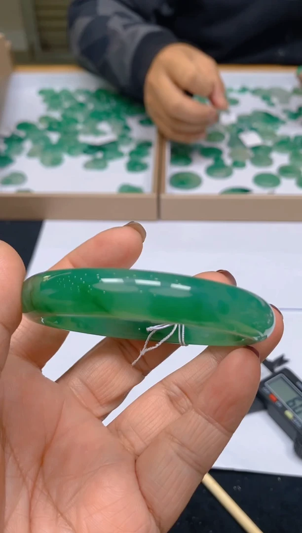 【闪购商品】石英质玉手镯未镶嵌冰美人A货非洲翠