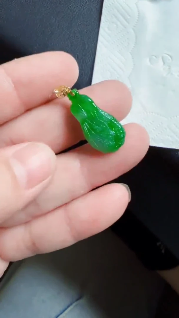 颈饰18K金镶嵌翡翠白菜