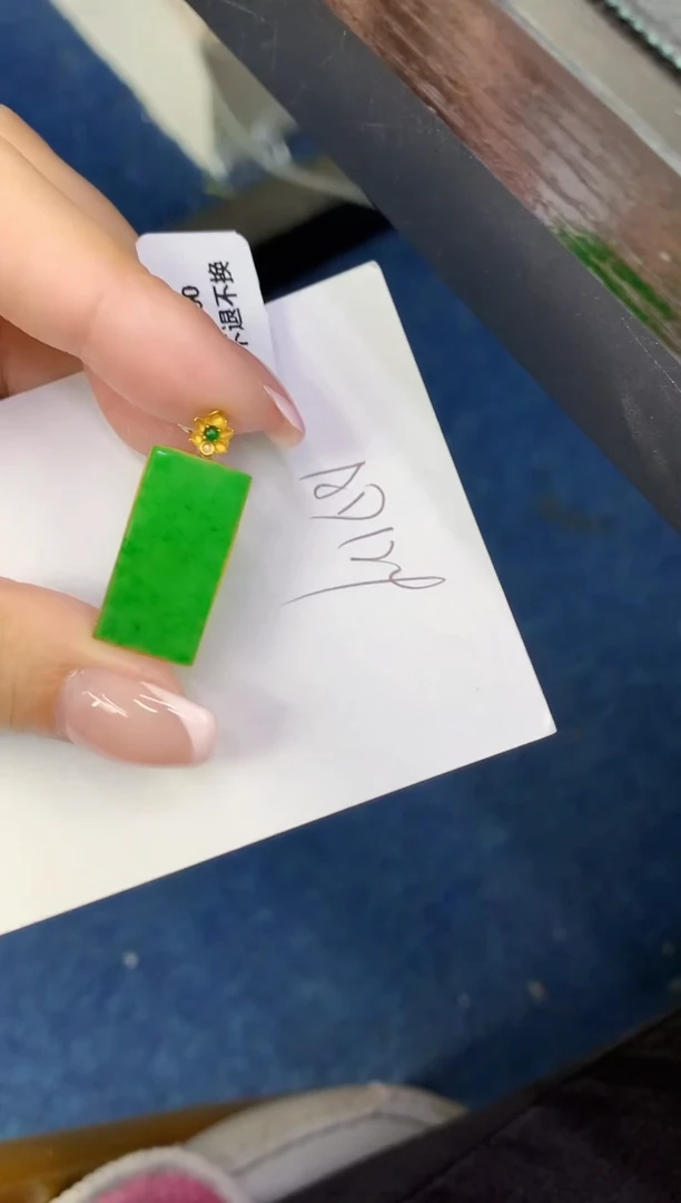 翡翠18K金镶嵌颈饰缅甸天然翡翠A货