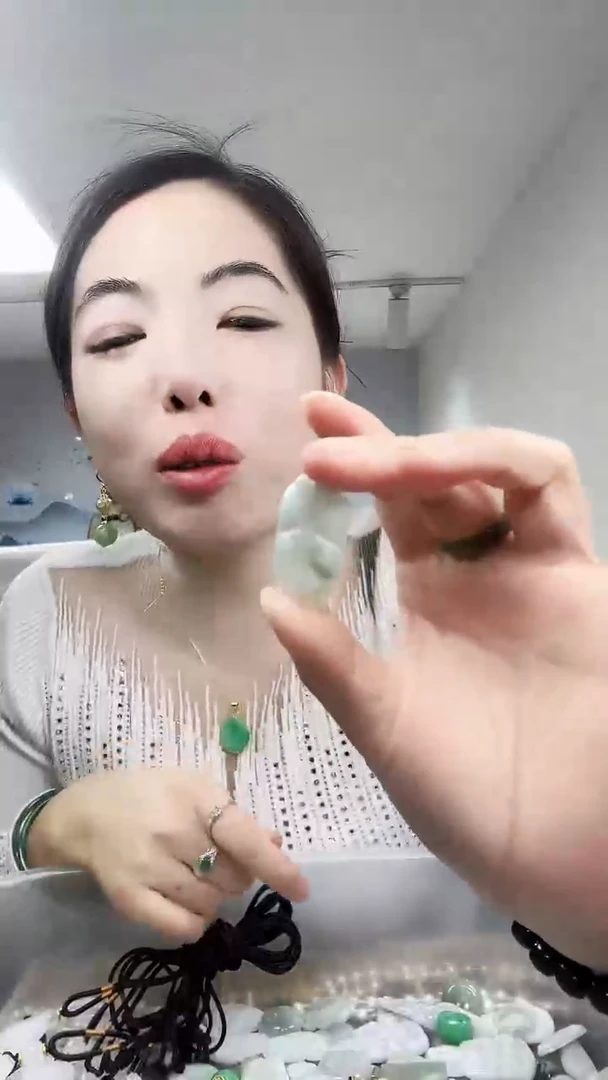 【闪购商品】翡翠颈饰未镶嵌叶子