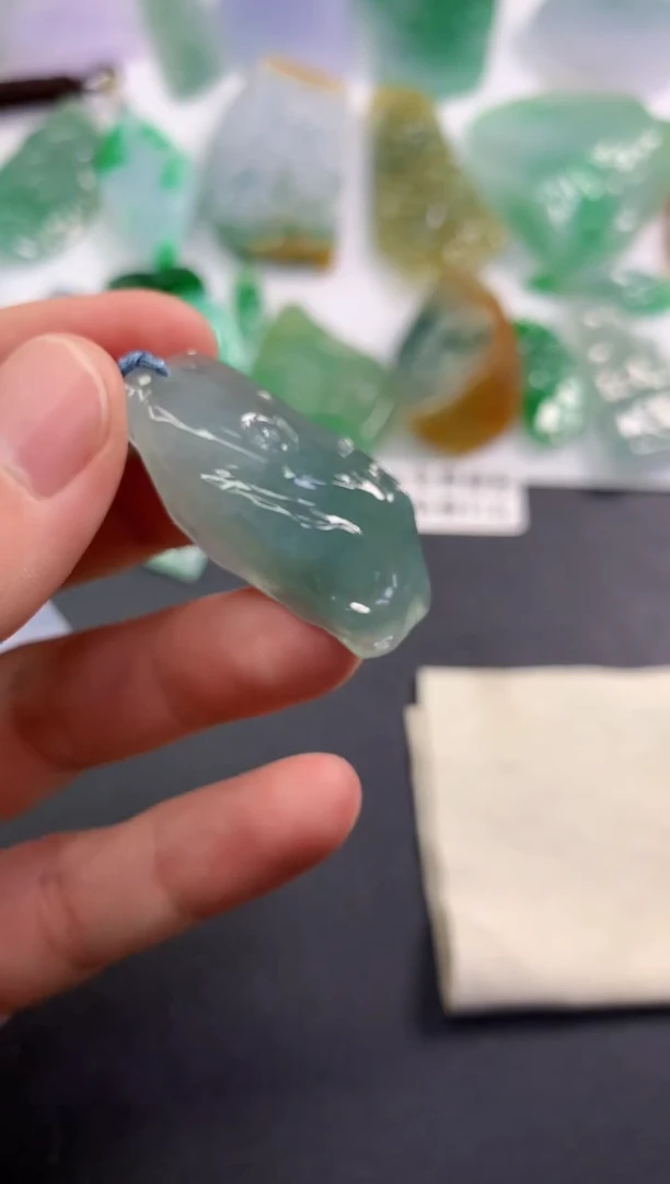 翡翠未镶嵌颈饰