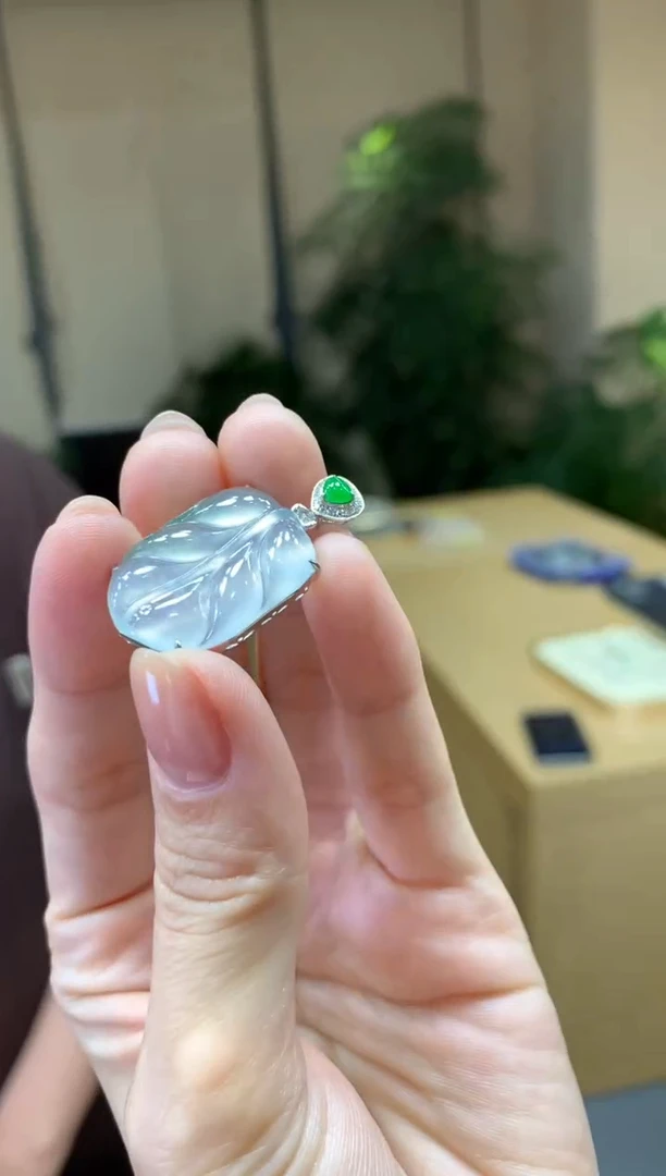 颈饰18K金镶嵌翡翠|不退不换