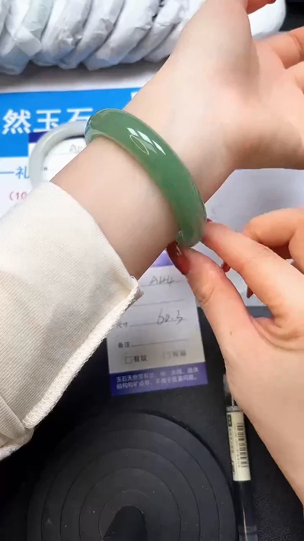 【闪购商品】石英质玉手镯合金44