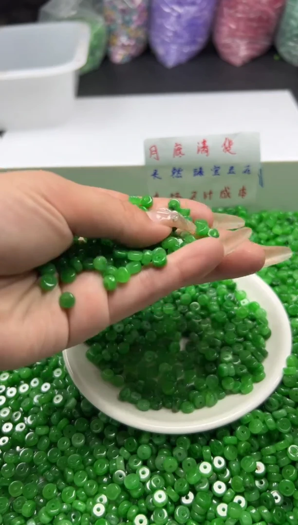 翡翠未镶嵌颈饰w1700辣绿翡算盘6*3mm*30颗