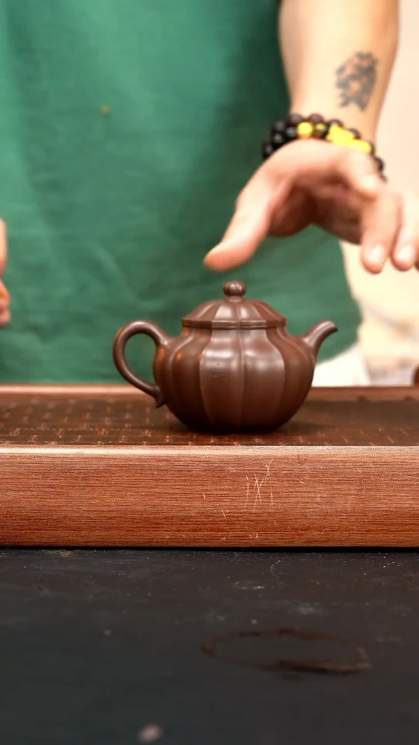 茶壶紫砂筋纹菱花仙子 紫泥