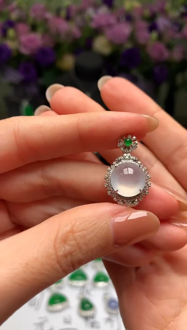 颈饰18K金镶嵌翡翠冰蛋