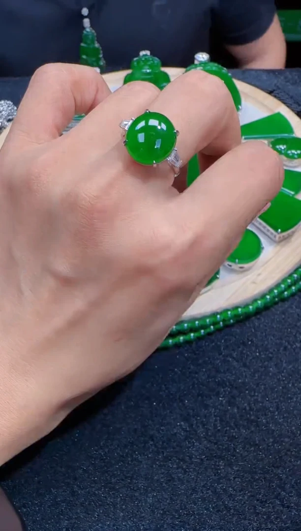 18K金镶嵌定制翡翠翡翠戒指147