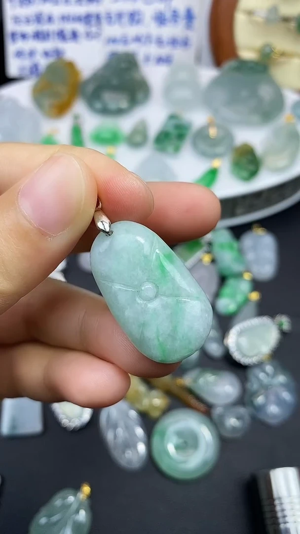 颈饰未镶嵌翡翠吊坠