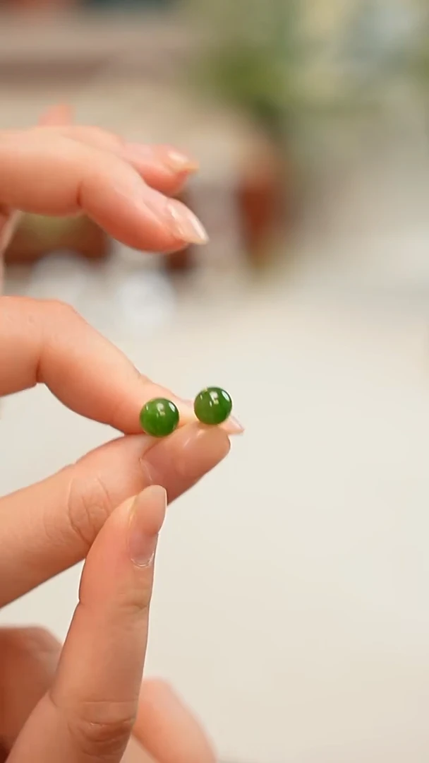 和田玉18K金镶嵌耳饰碧玉耳钉 8mm