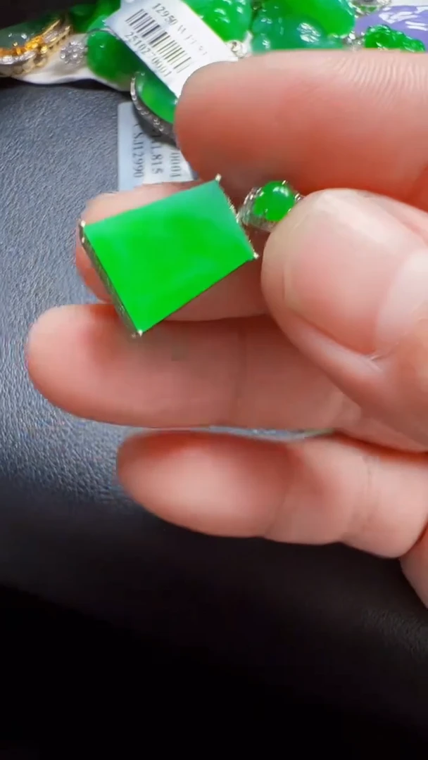 颈饰18K金镶嵌翡翠无事牌