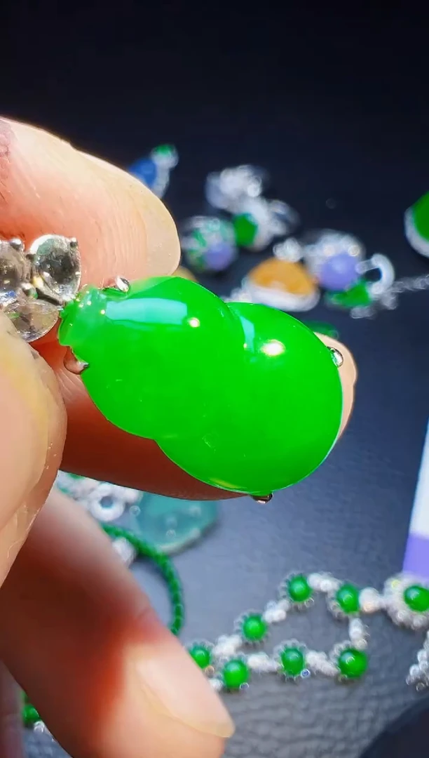 颈饰18K金镶嵌翡翠悠*翡翠