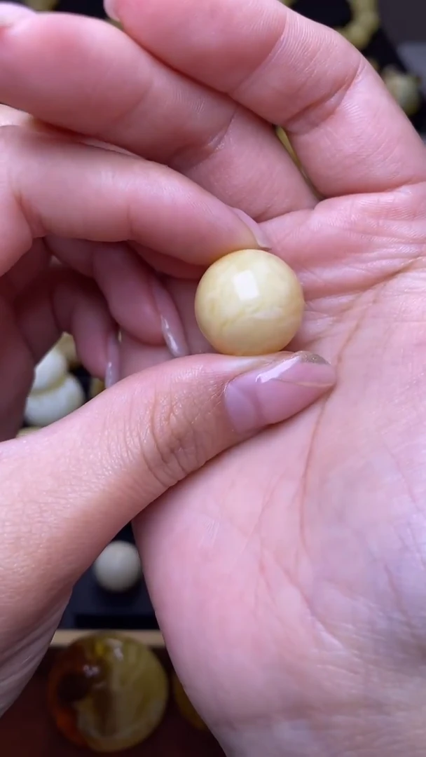 未镶嵌琥珀裸石葵. 67