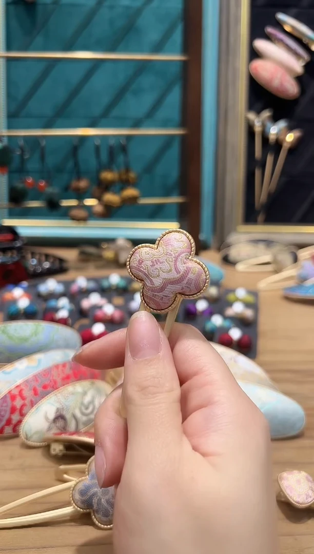 【闪购商品】【一物一拍专车】粉定胜四叶草发夹AAC