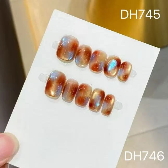 晕染穿戴甲红调与幻彩光泽交织精致百搭易装卸瞬间拥有高级美甲感