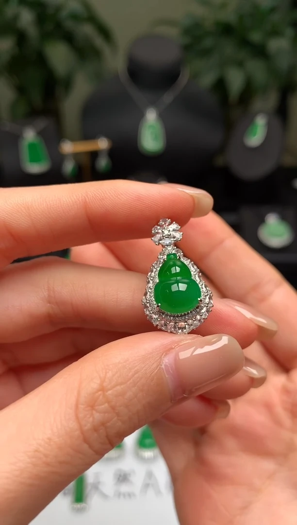 颈饰18K金镶嵌翡翠葫芦