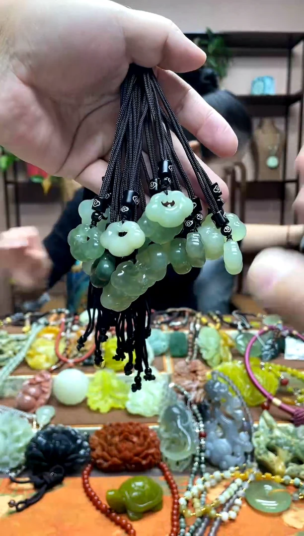 未镶嵌岫玉吊坠多样性发货发其中之一