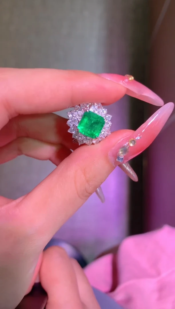 18K金镶嵌戒指祖母绿2.33CT