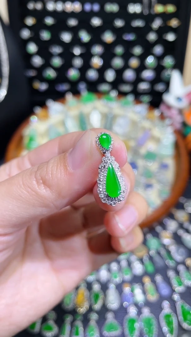 颈饰18K金镶嵌翡翠豪镶盖中盖高冰胶满绿水滴吊坠