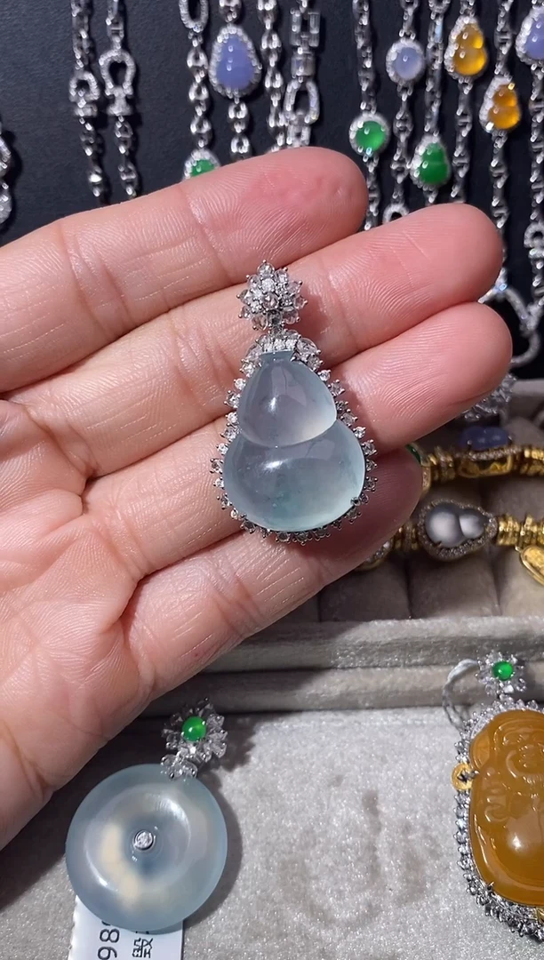 颈饰18K金镶嵌翡翠吊坠