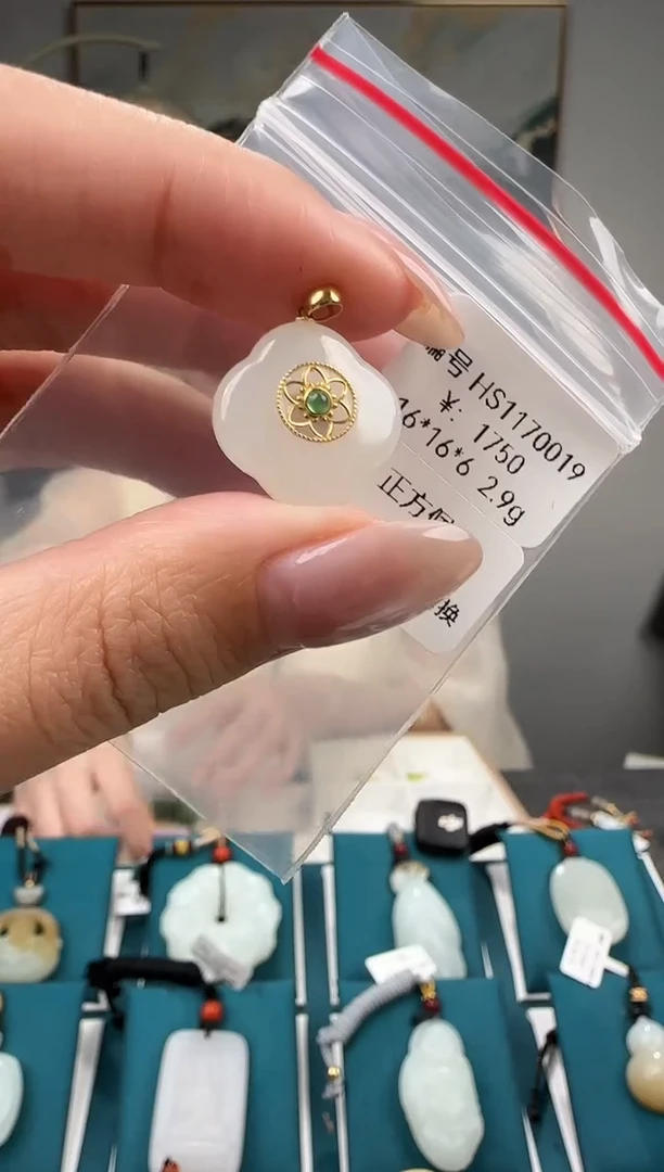 颈饰18K金镶嵌和田玉吊坠HS