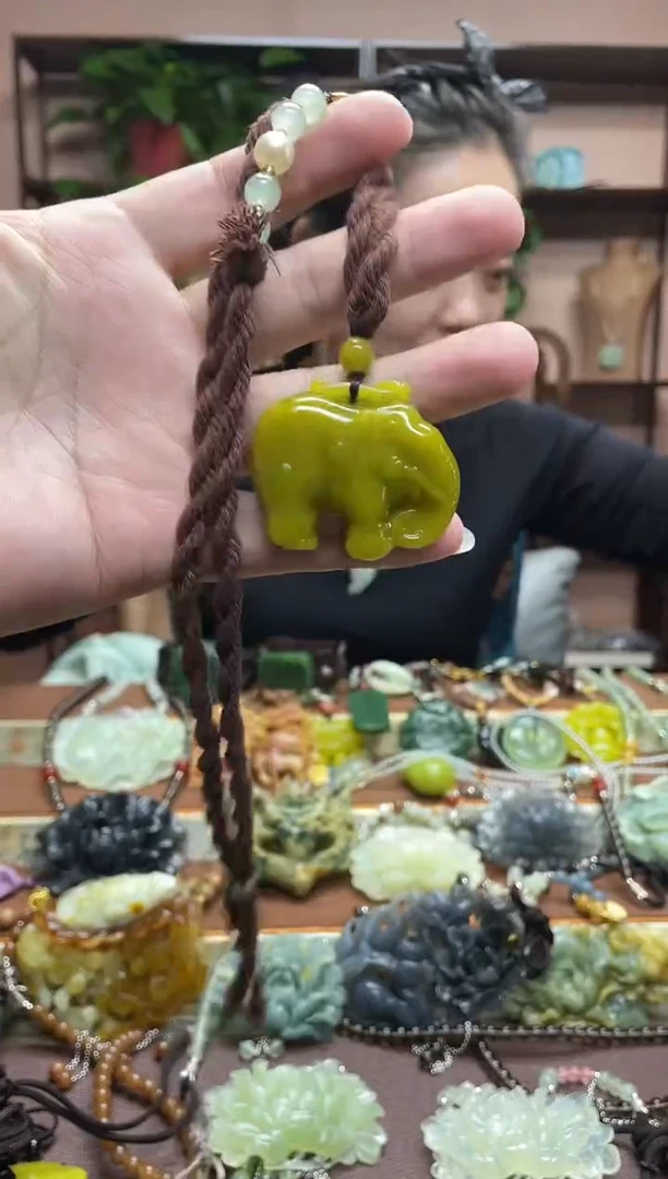 未镶嵌岫玉颈饰多样性发货发其中之一