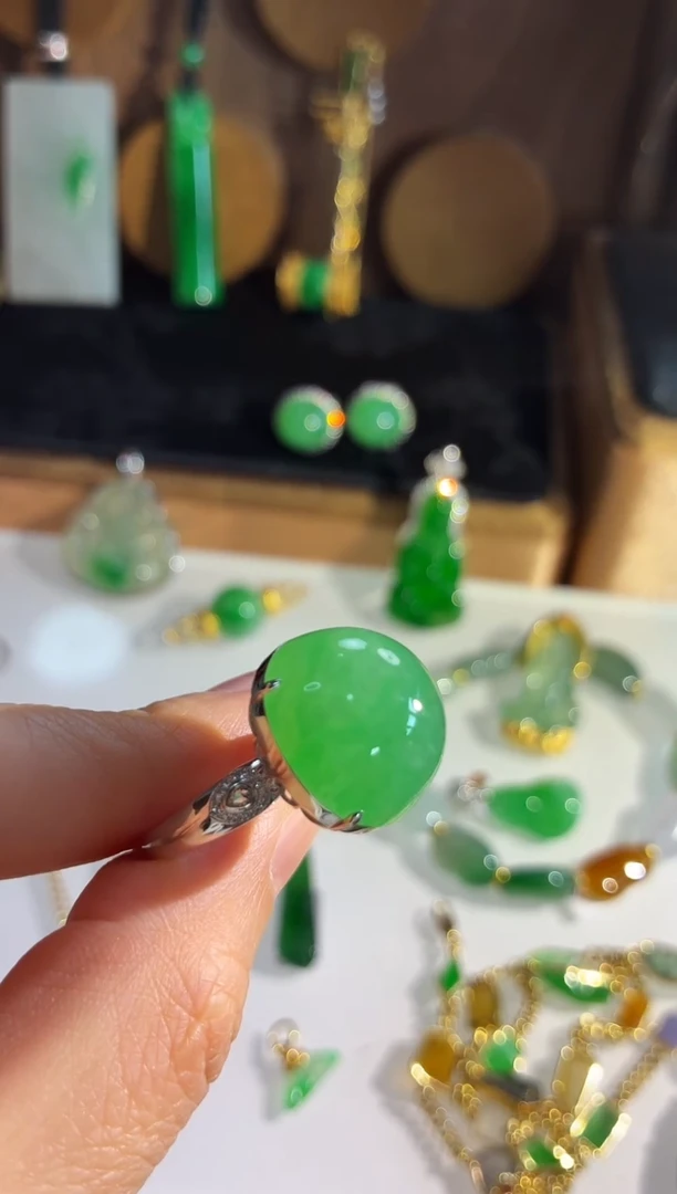 18K金镶嵌戒指翡翠戒指