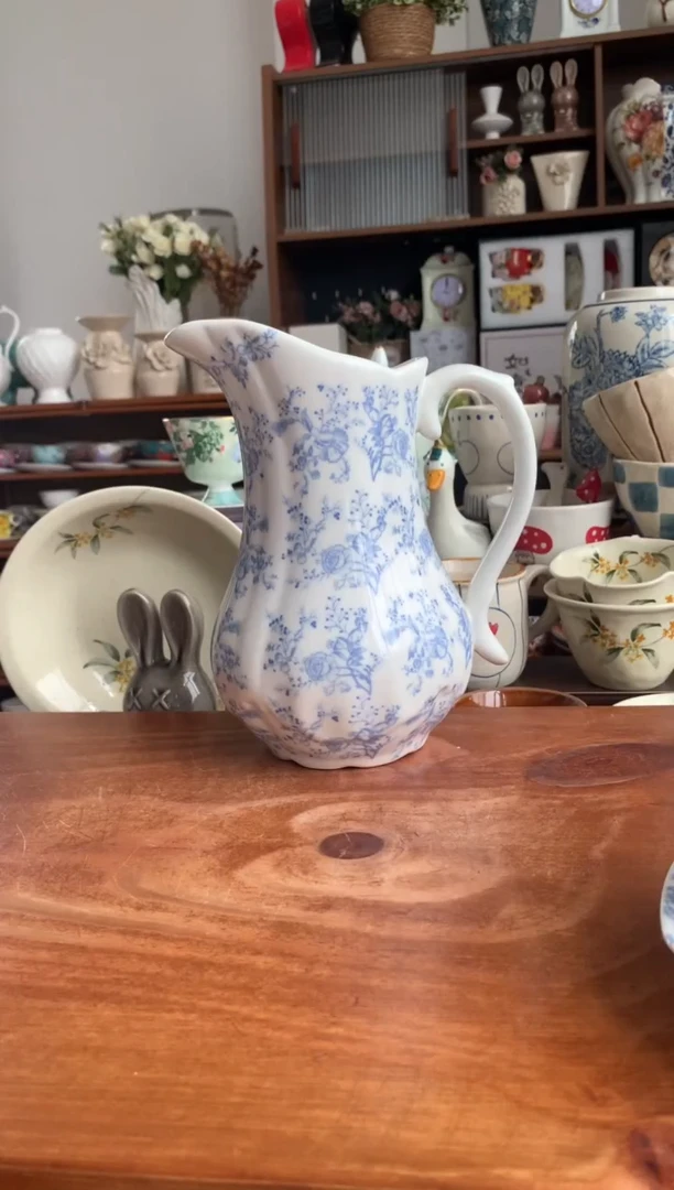 陶瓷蓝色藤蔓花奶壶花瓶