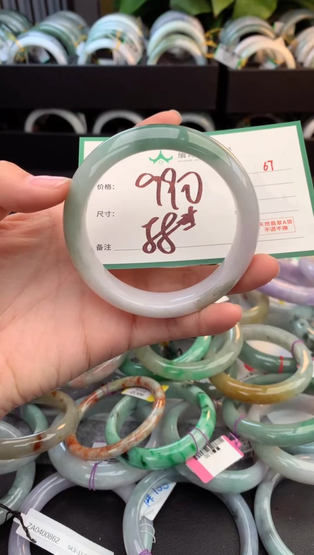 未镶嵌定制翡翠毛货需精细抛光+多人