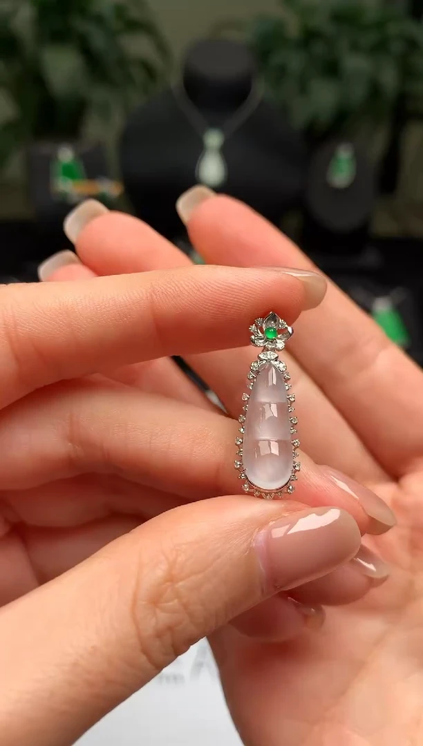 颈饰18K金镶嵌翡翠福豆